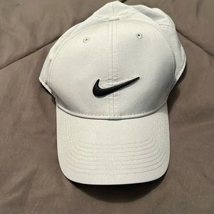 Men’s Nike hat in grey, adjustable Velcro